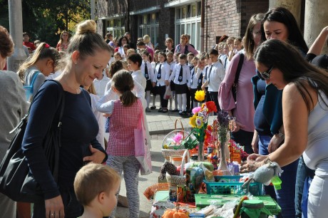 Hagyományőrző vásárral készültek Mihály napjára a Széna téri iskolások